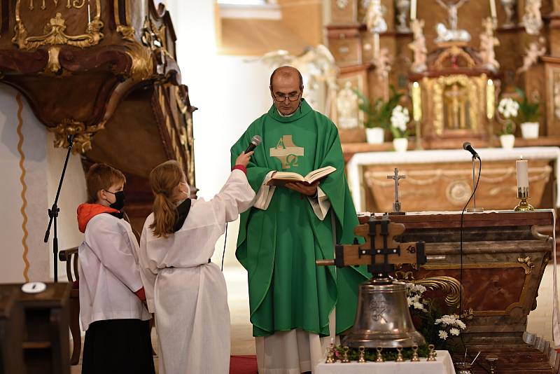 Kostel sv. Mikuláše v Čisté u Litomyšle má zase všech pět zvonů. Poslední sv. Petr se na malou věž vrátil v neděli.