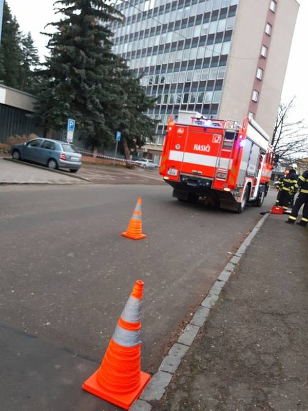 Hasiči pomáhali při zajištění poničených střech a zabezpečovali i vánoční stromy.