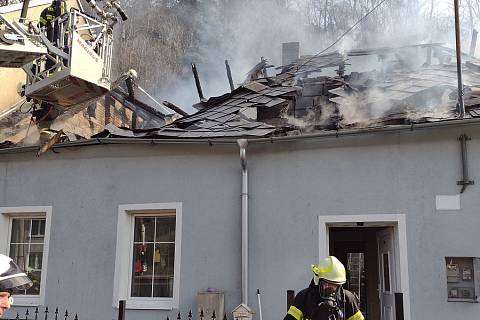 Střecha lehla popelem. V Březové nad Svitavou zasahovali hasiči u požáru domu