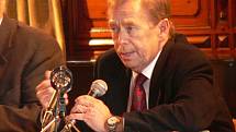 Václav Havel v roce 2006 navštívil Svitavy u příležitosti oslav 750 let města. Doprovázel ho tehdy senátor Petr Pithart.