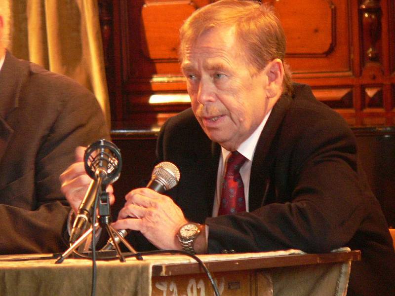 Václav Havel v roce 2006 navštívil Svitavy u příležitosti oslav 750 let města. Doprovázel ho tehdy senátor Petr Pithart.