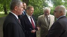 Václav Havel v roce 2006 navštívil Svitavy u příležitosti oslav 750 let města. Doprovázel ho tehdy senátor Petr Pithart.