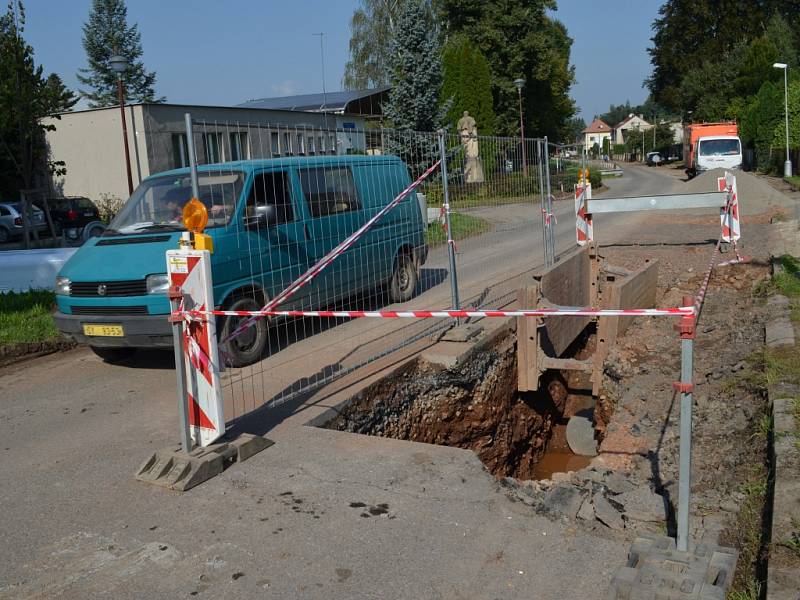 Jevíčská ulice v Moravské Třebové je rozkopaná. Dělníci opravují kanalizaci, vodovod i veřejné osvětlení. Lidé se dočkají i nového chodníku. 