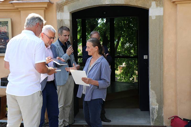 V Regionálním muzeu v Litomyšli připomínají 170. výročí narození Aloise Jiráska unikátní výstavou. Sobotní vernisáže se zúčastnili i potomci spisovatele.