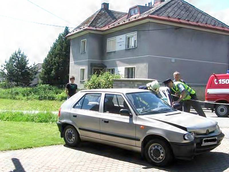 K dopravní nehodě osobního automobilu došlo v Červeném Kostelci. Vůz narazil do sloupu telefonního vedení. Při karambolu praskl sloup telefonního vedení, ohrožoval projíždějící vozy.