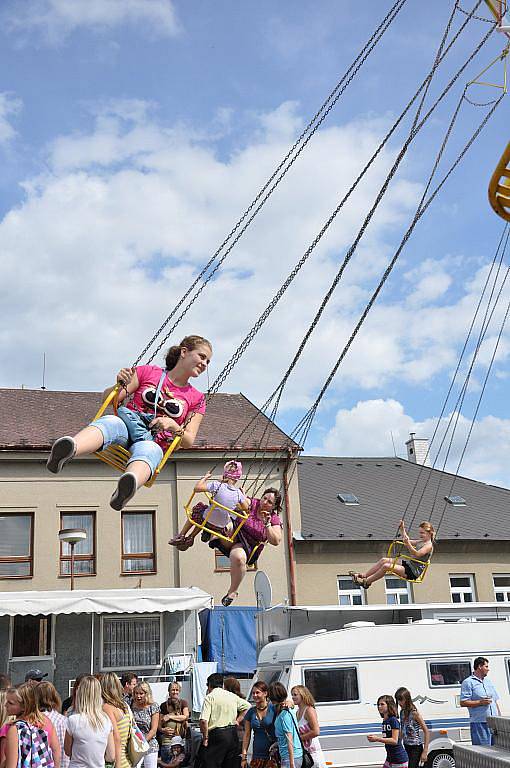 Na pouť do Jevíčka  přijel v neděli odpoledne i král Přemysl Otakar II.  Lidé  se pobavili na atrakcích v lunaparku  a  nakoupili si  na jarmarku.  