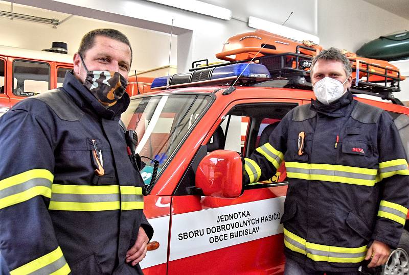 TOULOVCOVY MAŠTALE znají jak své boty. Martin Heger (vlevo) a Marek Bulva ze Sboru dobrovolných hasičů v Budislavi mají za sebou náročné zásahy ve skalách.