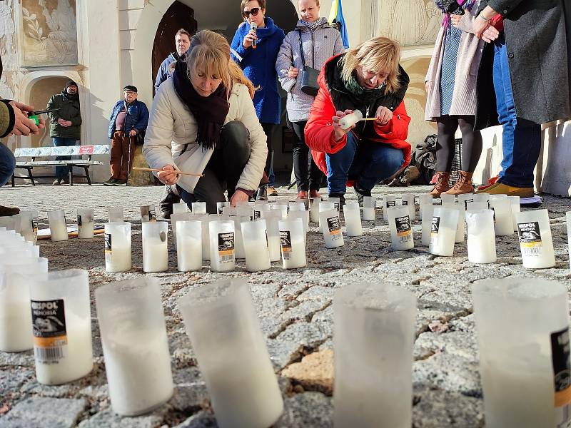 Desítky lidí v Litomyšli se sešly v neděli odpoledne na zámeckém návrší při Modlitbě za Ukrajinu.