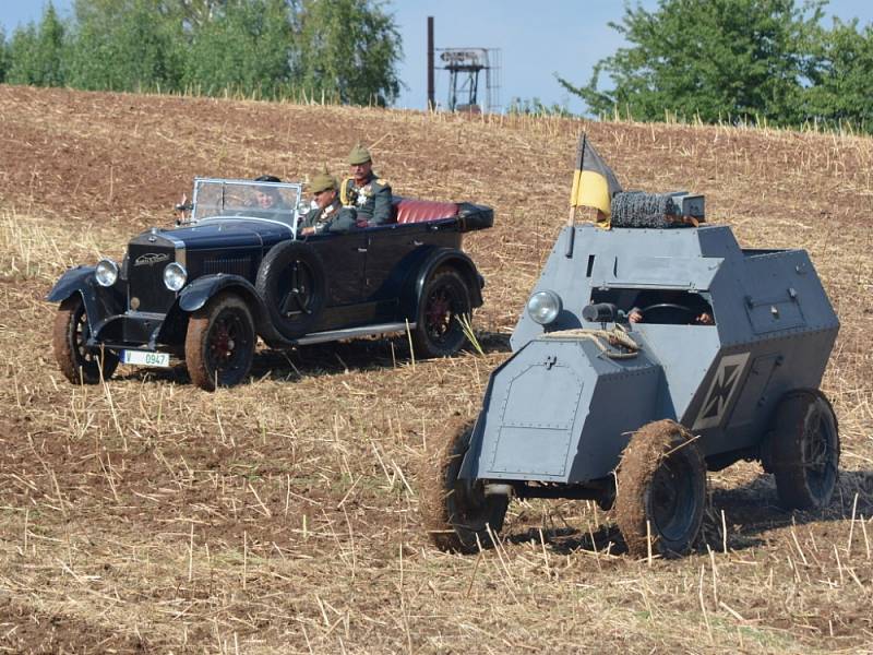 Diváci, kteří přijeli v sobotu do Mladějova,  nepřišli o pořádnou podívanou. Rakušané použili v boji proti Rusům i plamenomet. V lazaretu sténali zranění. Tomu všemu přihlíželi i dámy v dobových róbách. 