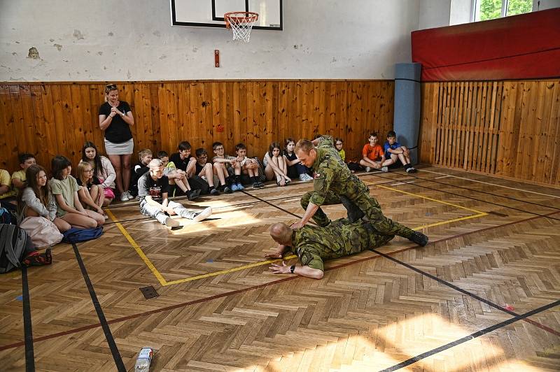 Naprosto nadšené byly děti z praktických ukázek boje zblízka.