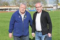 K sedmdesátinám blahopřál Jaroslavu Pišínovi (vlevo) předseda svitavského fotbalu Pavel Čížek přímo na trávníku. I o pět let později se na svého hlasatele může plně spolehnout.
