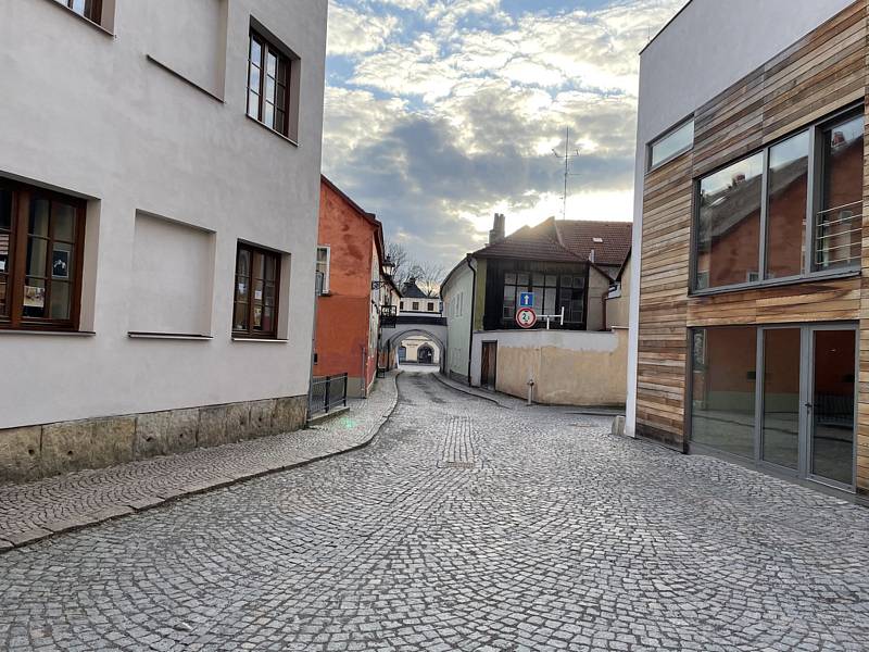 Jindy plná podloubí a ulice Litomyšle zejí o víkendech v Litomyšli prázdnotou. Stejně tak Klášterní zahrady. Podívejte se na "vylidněné" město.