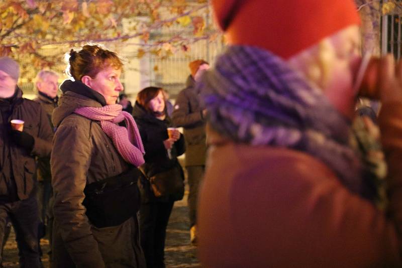 V Litomyšli si lidé připomněli 32.výročí sametové revoluce. Na náměstí Václava Havla se uskutečnilo shromáždění. V kině byl následně promítnut film ATA.