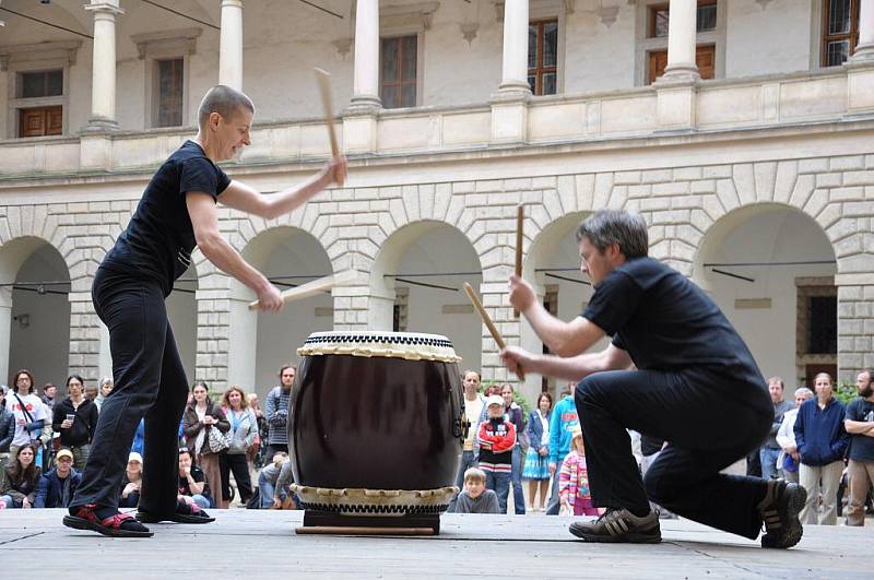 Japonská kultura.  Aplaus sklidili hráči  na bubny taiko.  Děti lákaly skládanky origami. Lidé vyzkoušeli také kaligrafii.