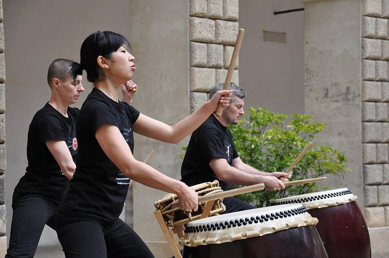 Japonská kultura.  Aplaus sklidili hráči  na bubny taiko.  Děti lákaly skládanky origami. Lidé vyzkoušeli také kaligrafii.