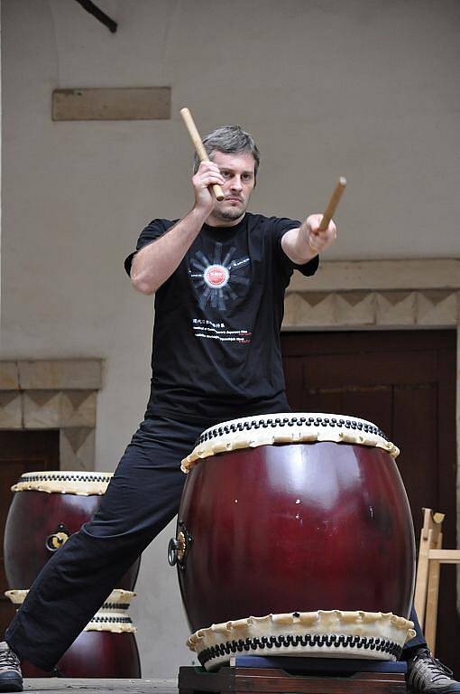 Japonská kultura.  Aplaus sklidili hráči  na bubny taiko.  Děti lákaly skládanky origami. Lidé vyzkoušeli také kaligrafii.