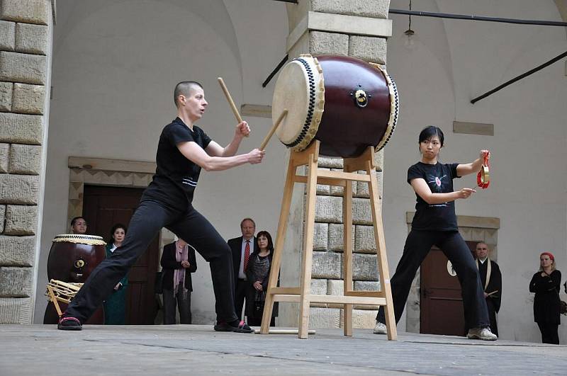 Japonská kultura.  Aplaus sklidili hráči  na bubny taiko.  Děti lákaly skládanky origami. Lidé vyzkoušeli také kaligrafii.