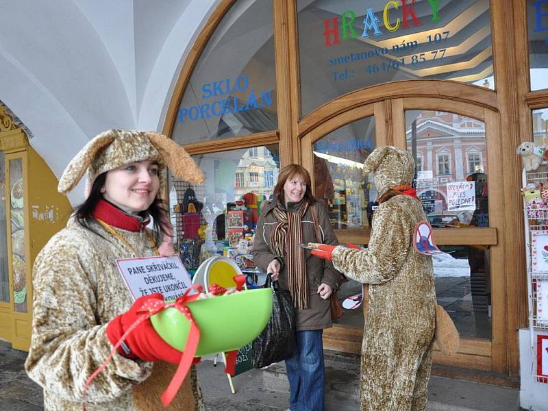 Trojice odpůrců v karnevalových převlecích poděkovala Pavlu Skřiváčkovi, že odjel s autem z podloubí.