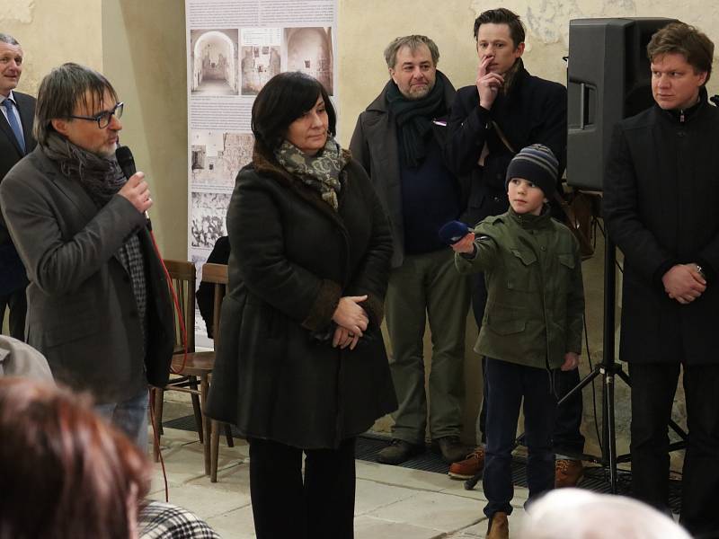 Olbram Zoubek patří mezi umělce, kteří si zaslouží obdiv. Sochu Josefa Toufara v nadživotní velikosti dokončil ve svých devadesáti  letech.