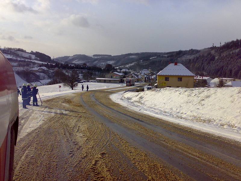 Sněhová nadílka v Březové nad Svitavou zaměstnala i hasiče.