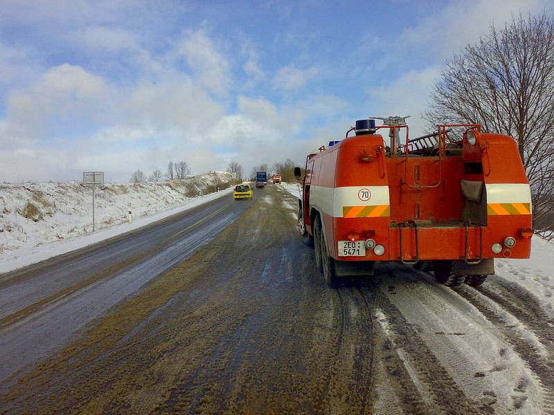 Sněhová nadílka v Březové nad Svitavou zaměstnala i hasiče.