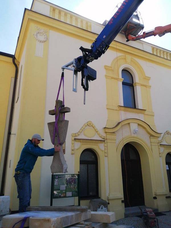 Desky desatera se vrátily na synagogu v Jevíčku