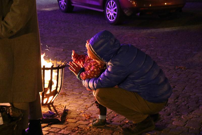 V Litomyšli si lidé připomněli 32.výročí sametové revoluce. Na náměstí Václava Havla se uskutečnilo shromáždění. V kině byl následně promítnut film ATA.