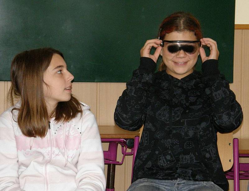 Žáci zkoušeli simulační brýle.