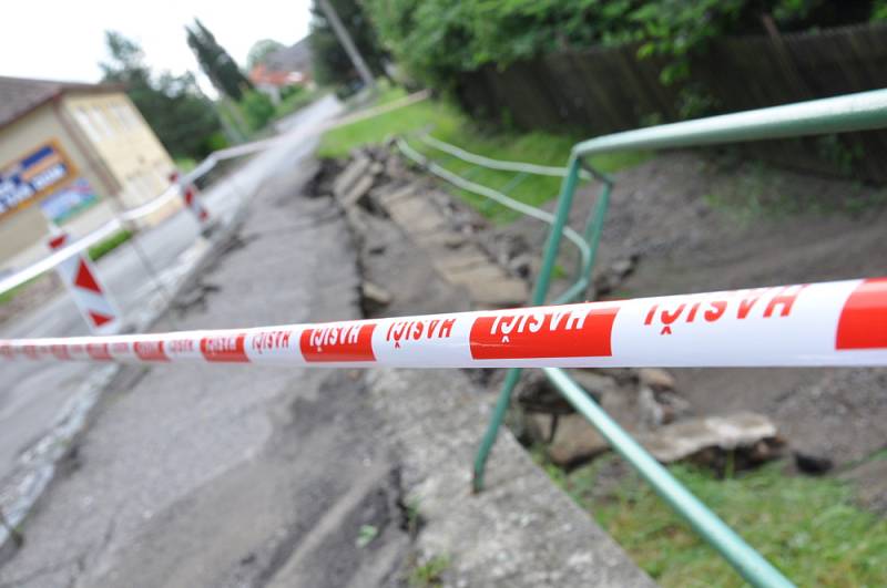 V Budislavi nestíhaly kanály brát velkou vodu a ta podemlela chodník a strhla opěrnou zeď u silnice nedaleko školy.