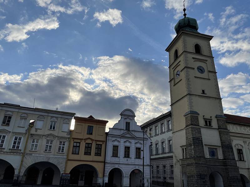 Jindy plná podloubí a ulice Litomyšle zejí o víkendech v Litomyšli prázdnotou. Stejně tak Klášterní zahrady. Podívejte se na "vylidněné" město.