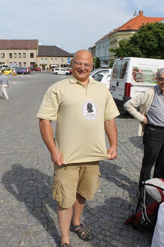 Cimrmani jezdí do Jevíčka už 18 let, na hotelu Morava mají pamětní desku.