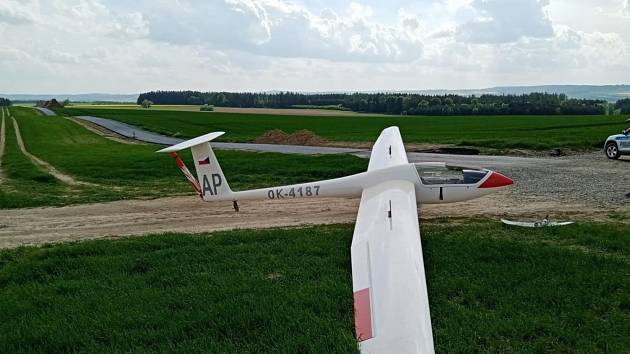  Pilot byl pravděpodobně vlivem povětrnostních podmínek donucen k přistání, při kterém měl křídlem zavadit o zem.