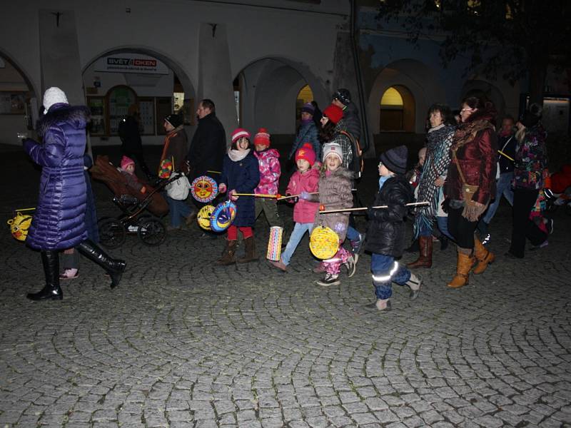 Svatý Martin na bílém koni dovedl lampionový průvod do parku Jana Palacha 