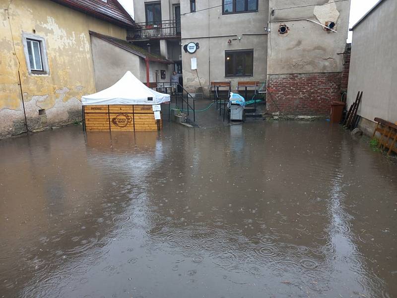Po velkém lijáku hlásí lidé v Litomyšli lokální záplavy.