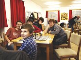 MLADÍ HRÁČI a budoucí naděje šachového oddílu TJ Jiskra Litomyšl při výkladu teorie na páteční schůzce tamního kroužku.