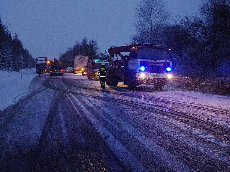 Silnice I/35 od odbočky na Koclířov po Hřebečský tunel byla 5. března  v podvečer neprůjezdná, doprava stála.