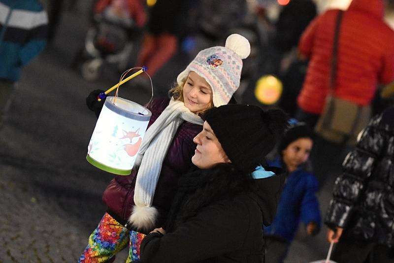 Ve čtvrtek navečer přijel do Svitav Martin na bílém koni. Početný průvod dovedli světlonoši do parku Jana Palacha, kde program slavnosti pokračoval.