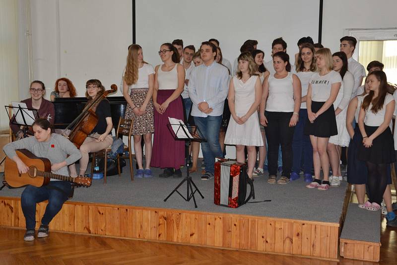 Výstava na litomyšlském gymnáziu, která připomíná návštěvu studentů na Ukrajině