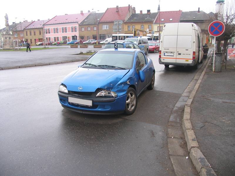 Nä křižovatce v Jevíčku se ve čtvrtek před polednem střetl kamion s osobákem