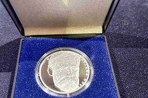Česká národní banka vydala k příležitosti 200. výročí narození skladatele Bedřicha Smetany pamětní stříbrnou minci.