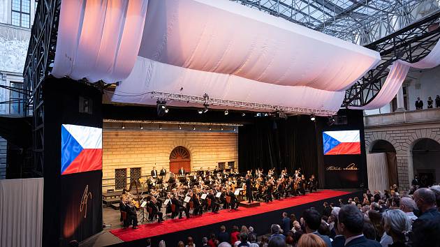 Ve čtvrtek 1. července byl slavnostně zahájen Národní festival Smetanova Litomyšl, a to netradičně na dvou místech současně. Hudba zněla jak nádvořím zámku v Litomyšli, tak také v Nových Hradech.