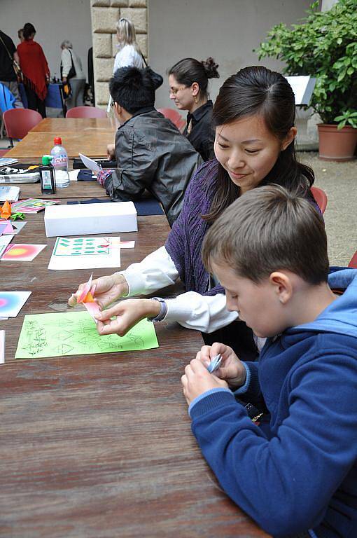 Japonská kultura.  Aplaus sklidili hráči  na bubny taiko.  Děti lákaly skládanky origami. Lidé vyzkoušeli také kaligrafii.