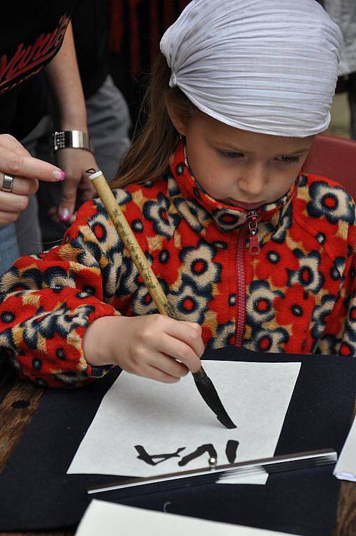 Japonská kultura.  Aplaus sklidili hráči  na bubny taiko.  Děti lákaly skládanky origami. Lidé vyzkoušeli také kaligrafii.