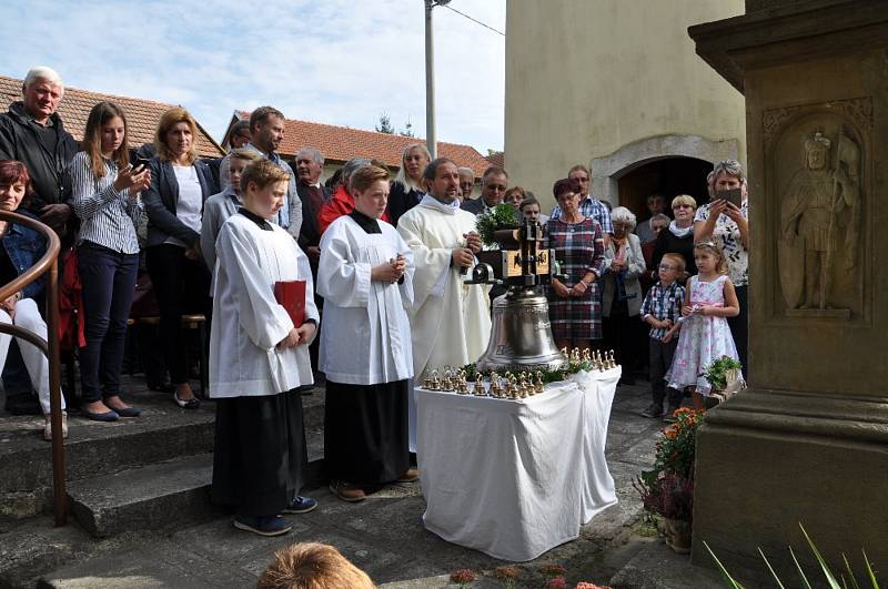 V kapličce v Říkovicích visí nový zvon.