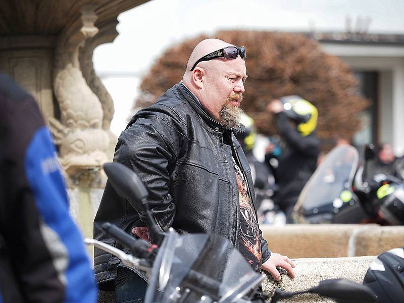 MOTORKÁŘI v neděli obsadili náměstí v Poličce. Bylo jich přes 700, přijeli z celé republiky  a následně se vydali na vyjížďku, která končila v Pomezí.