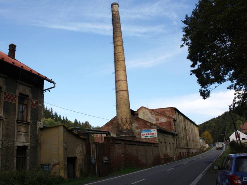 Obyvatele Rozhraní nadzvedly fámy. V bývalém skladu textilu by měla vzniknout ubytovna pro romské rodiny z jihu Moravy.  Majitelé  objektu však tuto verzi  vyvrací.