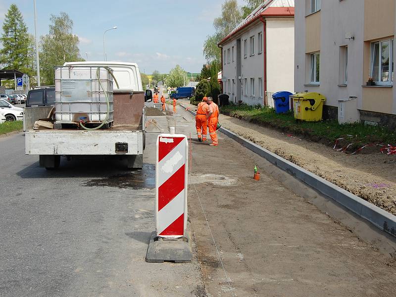 OPRAVY CHODNÍKU na ulici Střítežská.