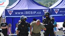 DEN S POLICIÍ A  ARMÁDOU zažili včera  lidé v Budislavi.  Viděli, jak  zasahují policisté  při demonstraci. Vojáci přivezli svoji techniku. Profesionální hasiči předvedli zásah u dopravní nehody a vyproštění zraněného člověka.  