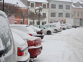 Nové přívaly sněhu zasypaly v pátek 8. ledna i náměstí Míru ve Svitavách.