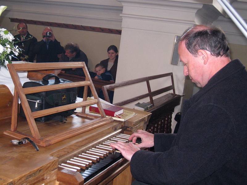 Václav Uhlíř hraje na nově zrestaurované varhany v Trpíně